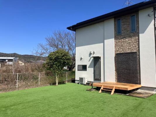 Gramado Sintético de Alta Densidade com Altura de Pelo de 30mm e Base de Látex SBR para Paisagismo e Jardins
