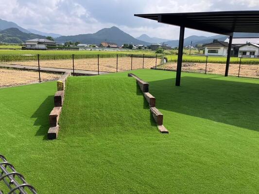 Erva sintética de lazer multicolor de alta densidade para quintal e jardim