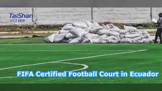 Recém-instalada quadra de futebol certificada pela FIFA nas Ilhas Galápagos, no Equador